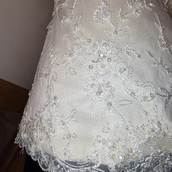 Wedding dress - Picture 1 of 16